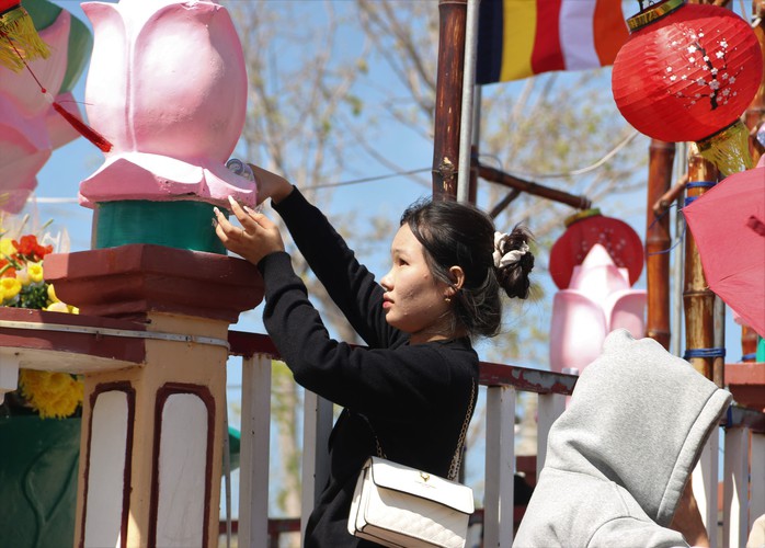 VIDEO: Mùng 5 Tết, “biển người” đổ về Mẹ Nam Hải xin lộc đầu năm - 9