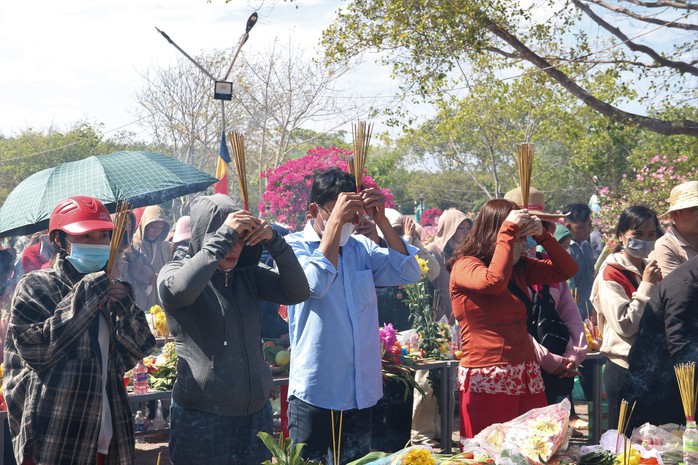 VIDEO: Mùng 5 Tết, “biển người” đổ về Mẹ Nam Hải xin lộc đầu năm - 6