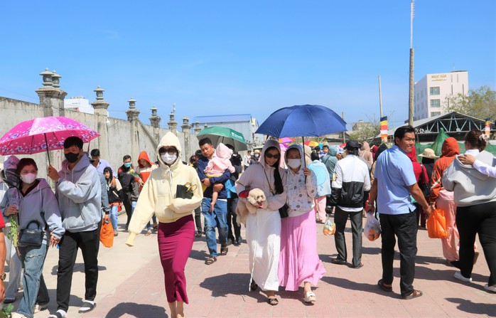 Biển người chen chân vào viếng Mẹ Nam Hải dưới trời nắng gay gắt