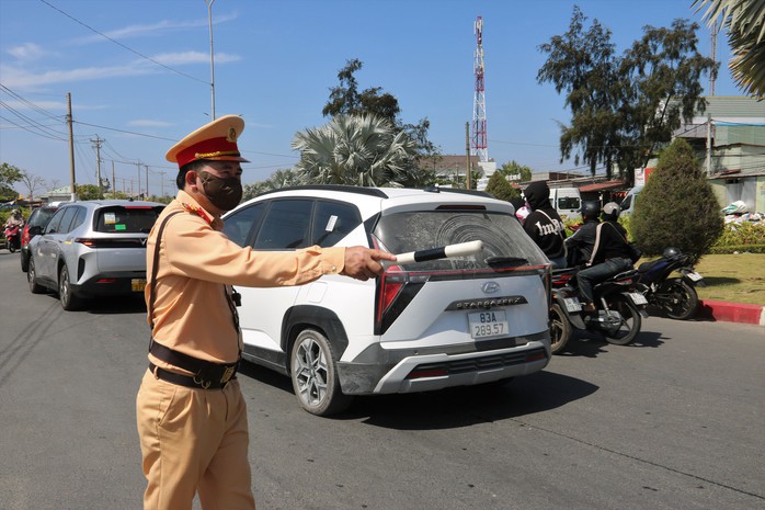 VIDEO: Mùng 5 Tết, “biển người” đổ về Mẹ Nam Hải xin lộc đầu năm - 11