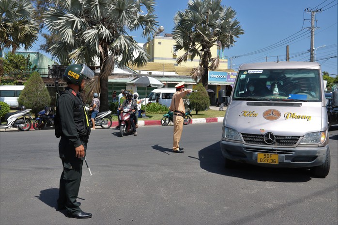 Các lực lượng vất vả để điều tiết giao thông
