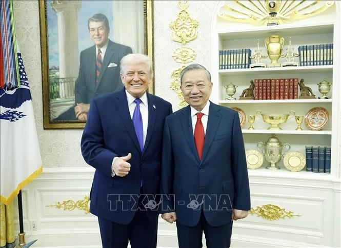 Tổng Bí thư Tô Lâm gặp Tổng thống Mỹ Donald Trump tại Nhà Trắng. Ảnh: TTXVN