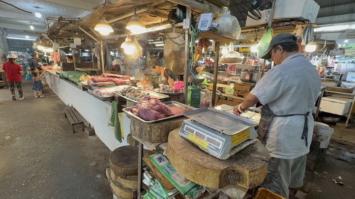 Thịt bò bán ở chợ với giá 220.000 đồng/kg cũng ít người mua