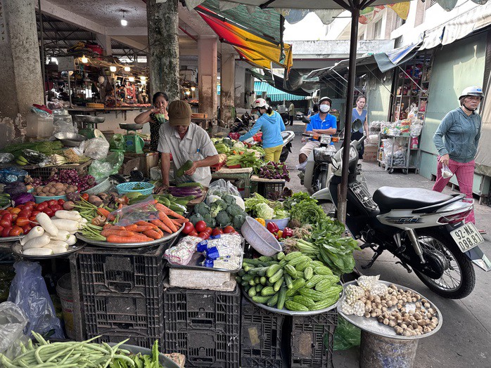 Rau củ bán tại chợ Bình Khánh (TPHCM) sáng Mùng 5 Tết