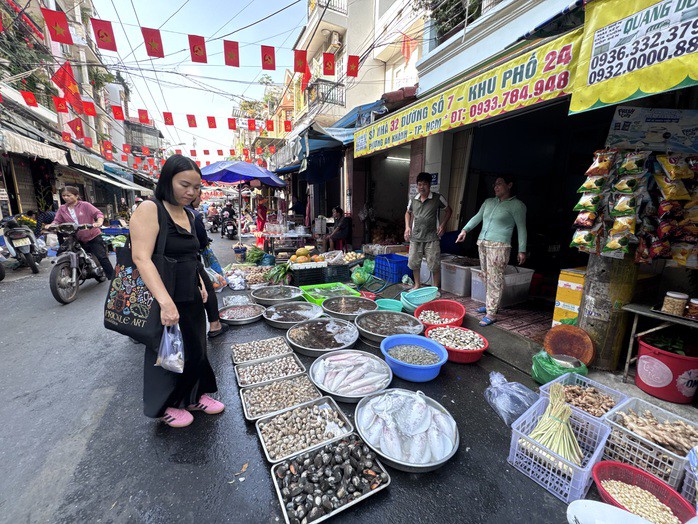 Khách chọn mua hải sản tại chợ Đo Đạc (TPHCM)