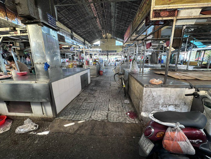 Bên trong nhà chợ Thị Nghè (TPHCM) vắng khách