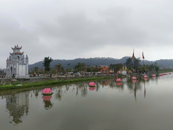 Đền ông Hoàng Mười nằm sát bờ sông là điểm đến tâm linh, tham quan được nhiều người dân tới vào dịp đầu năm