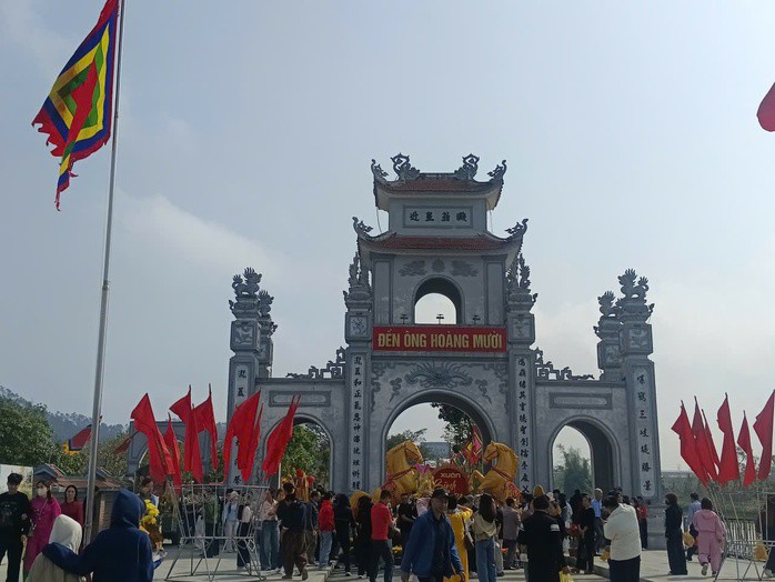 Vào dịp đầu năm, đền ông Hoàng Mười luôn chật kín người đi lễ