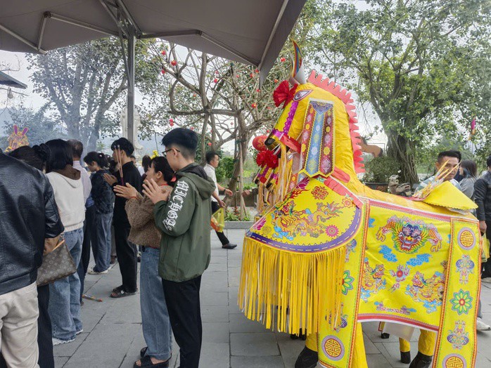 Đồ vàng mã người dân mua để đi lễ