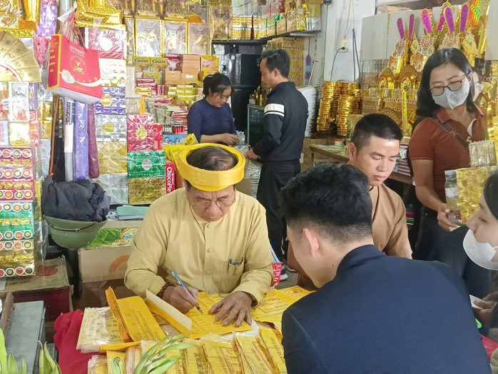 Khu vực viết tấu sớ đi lễ lúc nào cũng kín khách