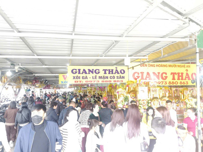 Khu vực quanh đền ông Hoàng Mười luôn chật kín người