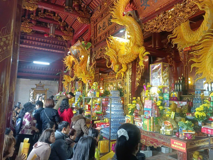 Khu vực chính của đền luôn chật kín người đến cầu bình an, tài lộc