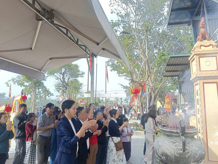 Người dân dâng hương, cầu bình an, tài lộc vào dịp đầu năm