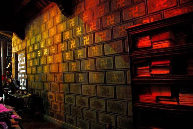 Toàn chùa Cương Xá có tới 3.998 chữ Vạn