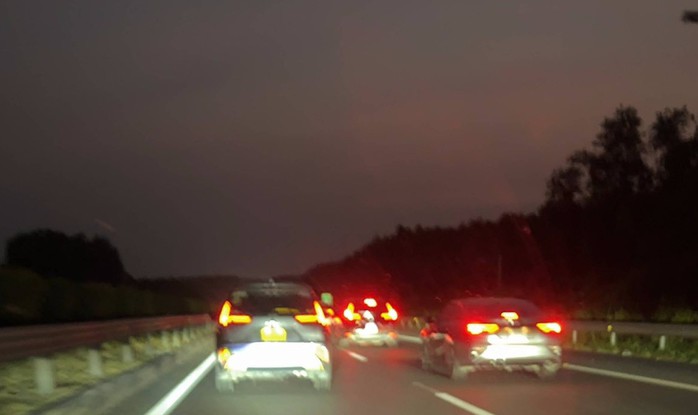 Tuyến cao tốc TPHCM-Long Thành-Dầu Giây, các phương tiện di chuyển chậm đoạn trước cầu Long Thành (tỉnh Đồng Nai) và trạm thu phí thuộc địa phận TPHCM