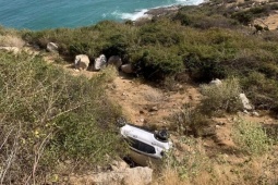 Ô tô chở ba người va chạm xe máy, lộn nhiều vòng rồi rơi xuống vực