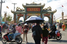 VIDEO: Mùng 5 Tết, “biển người” đổ về Mẹ Nam Hải xin lộc đầu năm