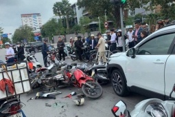 Tài xế 62 tuổi đâm liên hoàn 10 xe máy, khiến 13 người bị thương