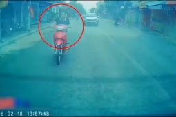 Clip: Mải dùng điện thoại, thanh niên lao xe vào ô tô rồi lộn chổng vó lên trời