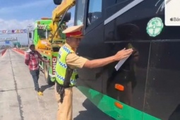 CSGT niêm phong xe khách trên cao tốc