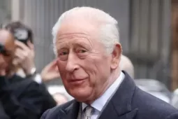 Vua Charles đi xem thời trang