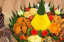 Người Indonesia tìm sự an yên ngay từ bữa cơm đầu năm