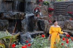 Ao cá, vườn hoa trong biệt phủ 10.000 m2 của Phạm Phương Thảo