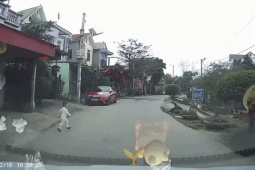 Clip: Người mẹ lấy thân mình cứu con nhỏ trước mũi ô tô