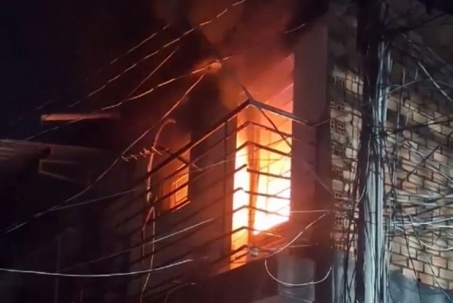 Cháy nhà ở TP.HCM trong đêm, cụ ông được giải cứu khỏi biển lửa