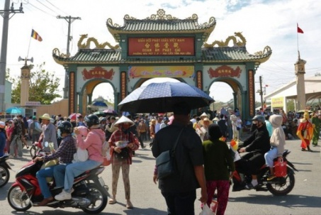 VIDEO: Mùng 5 Tết, “biển người” đổ về Mẹ Nam Hải xin lộc đầu năm