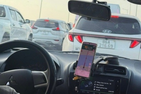 Chiều mùng 5 Tết, nhiều tuyến đường về TPHCM kẹt cứng phương tiện