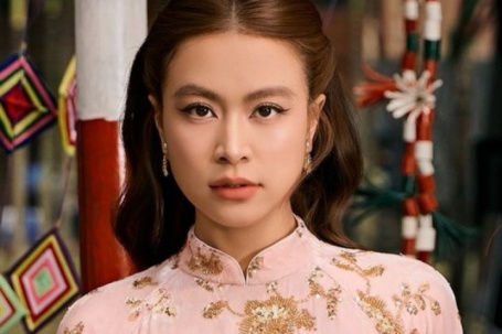 Hoàng Thùy Linh gây chú ý với áo dài kim sa trong dịp Tết 2026