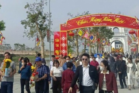 VIDEO: Hàng vạn người dân nô nức đi lễ đền ông Hoàng Mười cầu an đầu năm