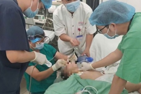 Bé 3 tuổi nguy kịch vì hạt hướng dương ngày Tết