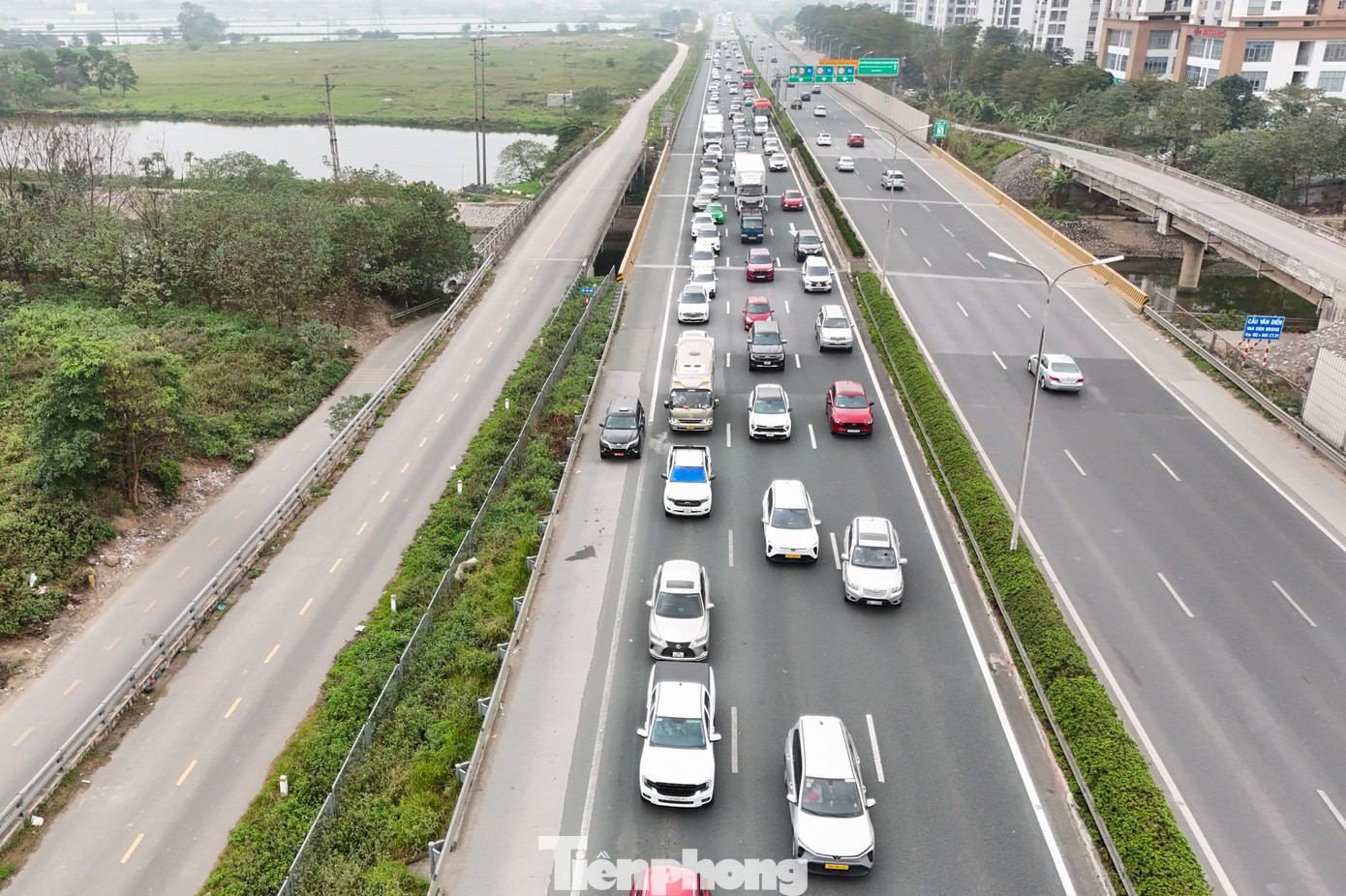 Lỉnh kỉnh buồng chuối, bó rau: Người dân 'chở cả quê hương' trở lại Thủ đô - 3