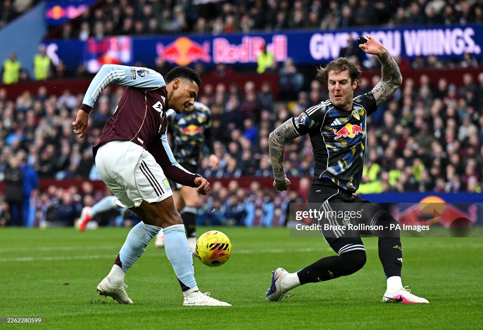 Aston Villa cố gắng dồn lên ở cuối hiệp một