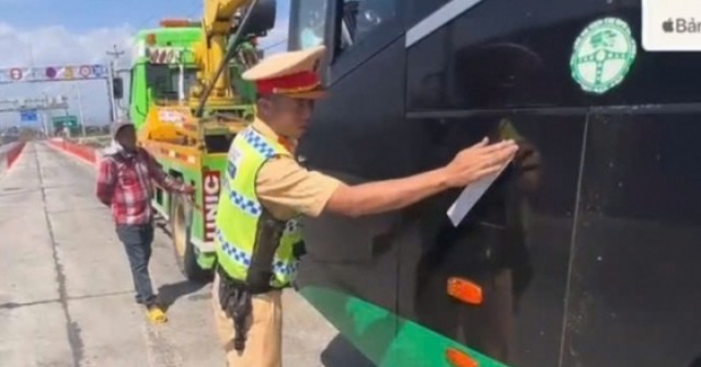 CSGT niêm phong xe khách trên cao tốc