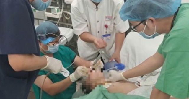 Bé 3 tuổi nguy kịch vì hạt hướng dương ngày Tết