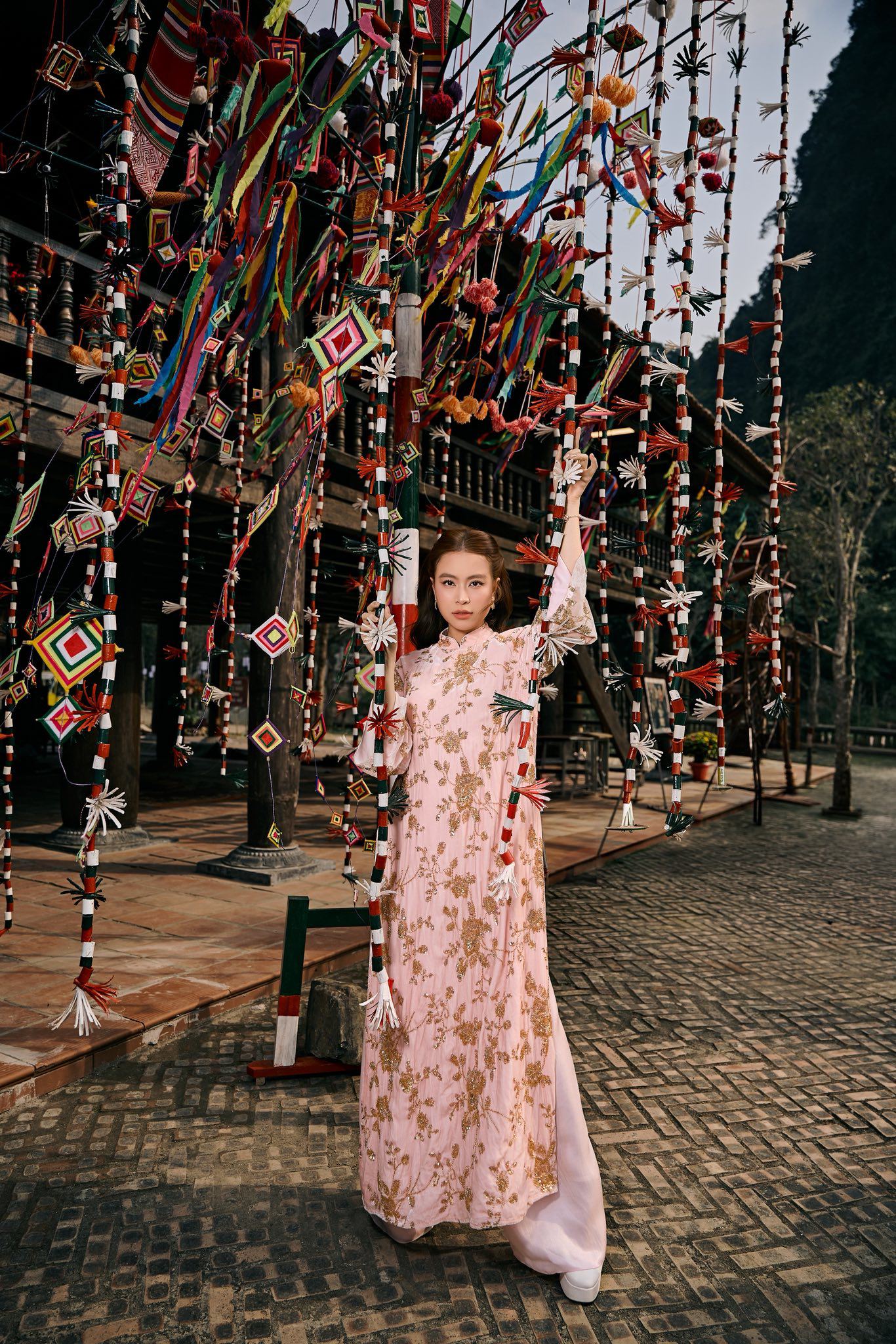 Hoàng Thùy Linh gây chú ý với áo dài kim sa trong dịp Tết 2026 - 4