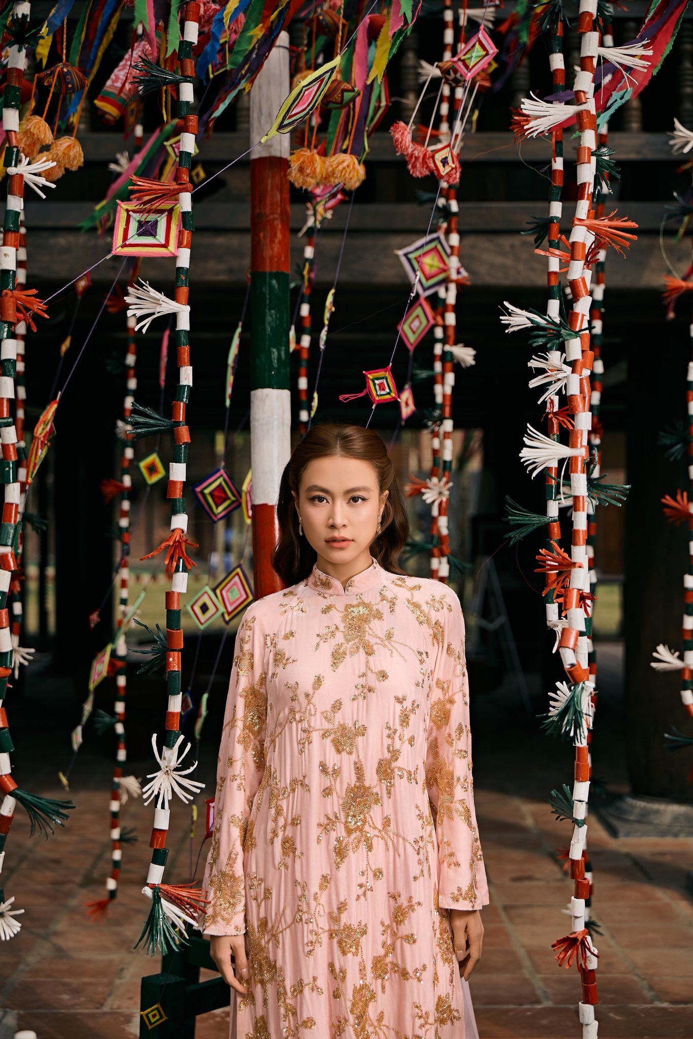 Hoàng Thùy Linh gây chú ý với áo dài kim sa trong dịp Tết 2026 - 3