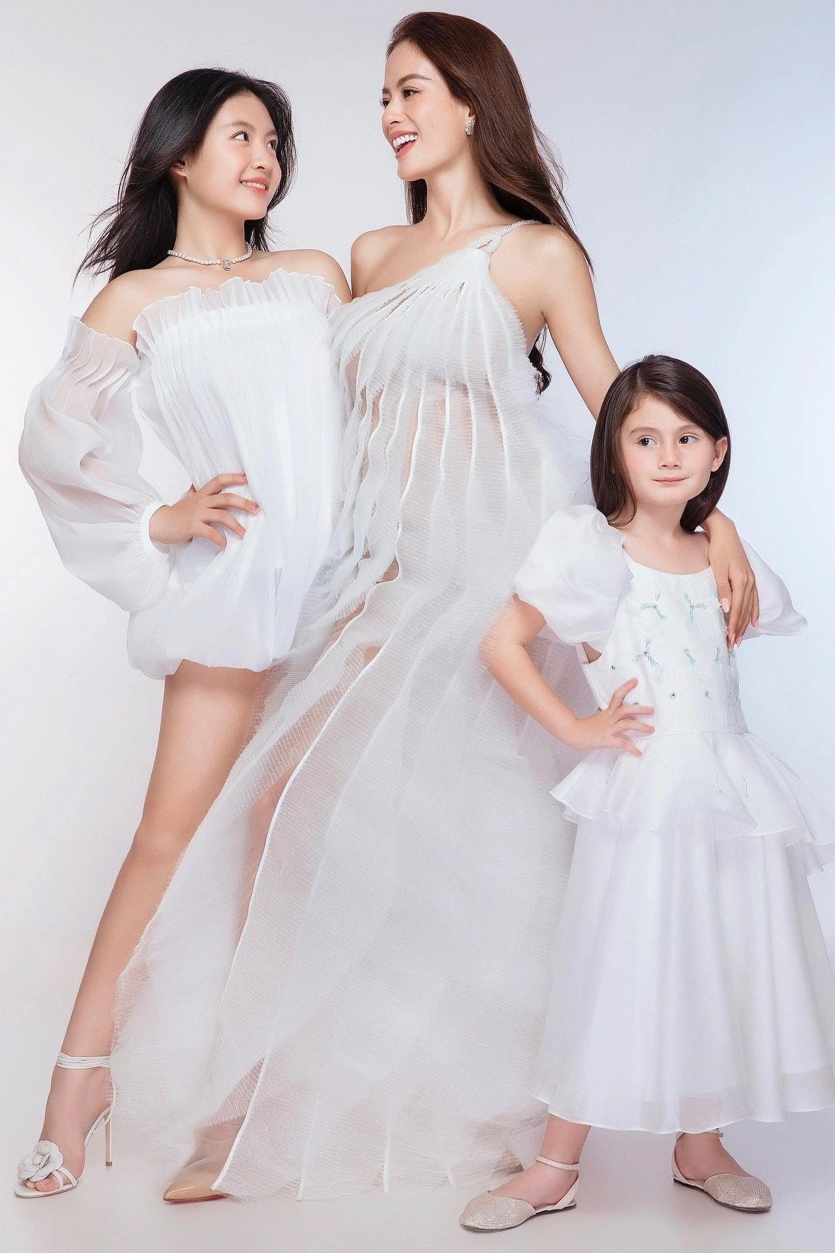 Hoa hậu Như Vân và 2 con gái.