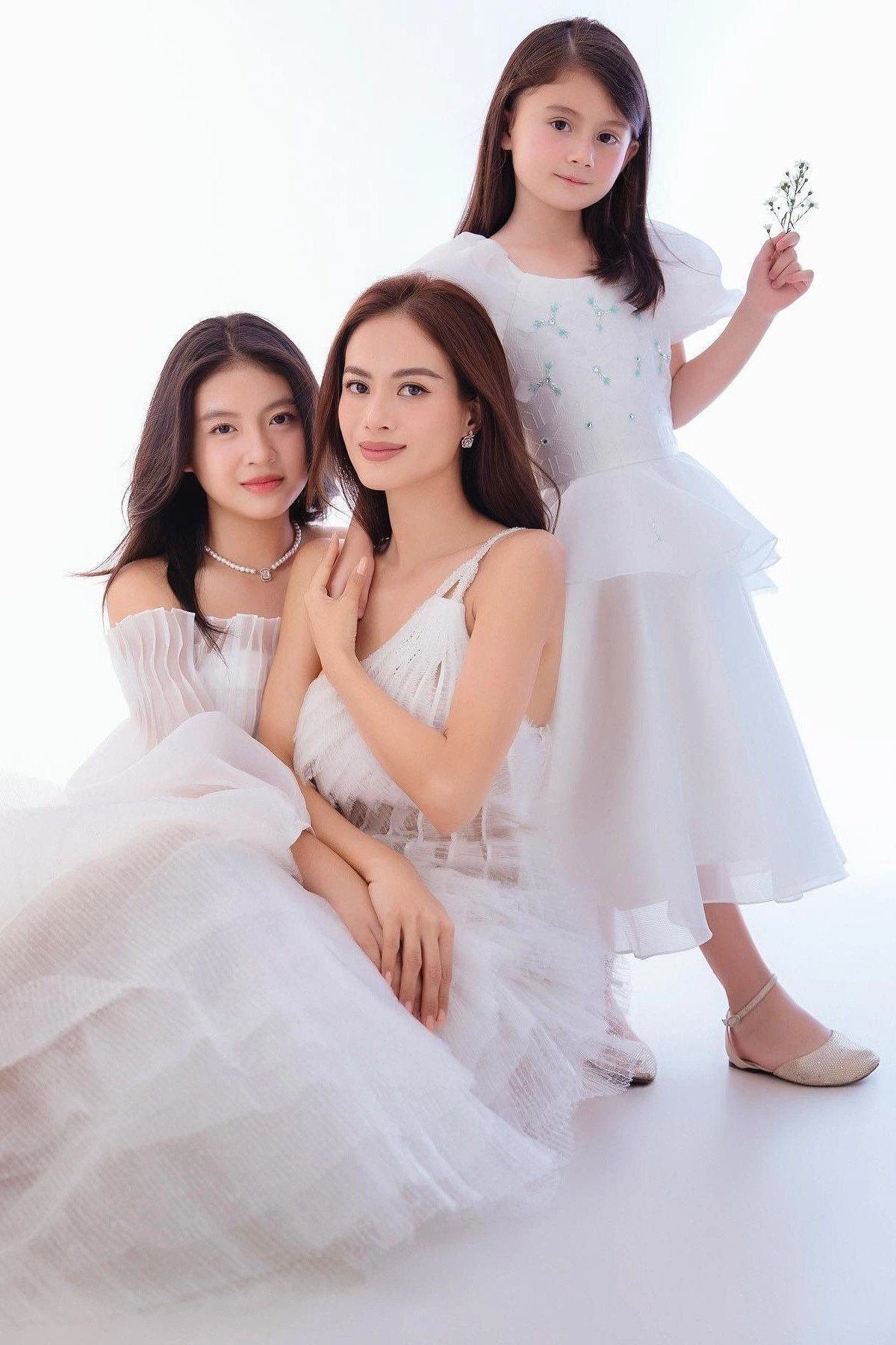 Hoa hậu Như Vân và 2 con gái.