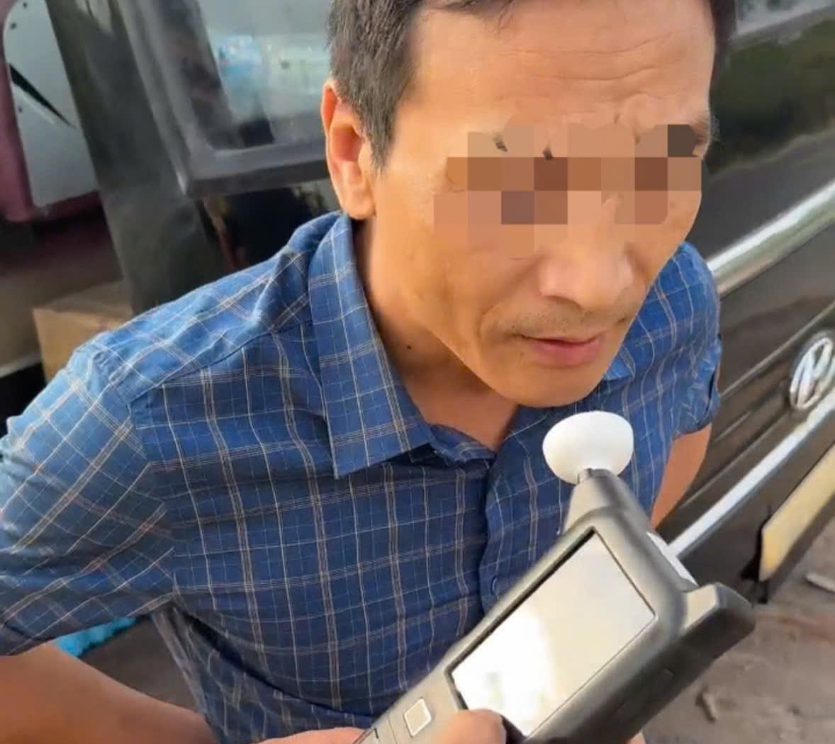 Tài xế xe khách vi phạm nồng độ cồn khi đang chở hàng chục hành khách. Ảnh: CSGT.