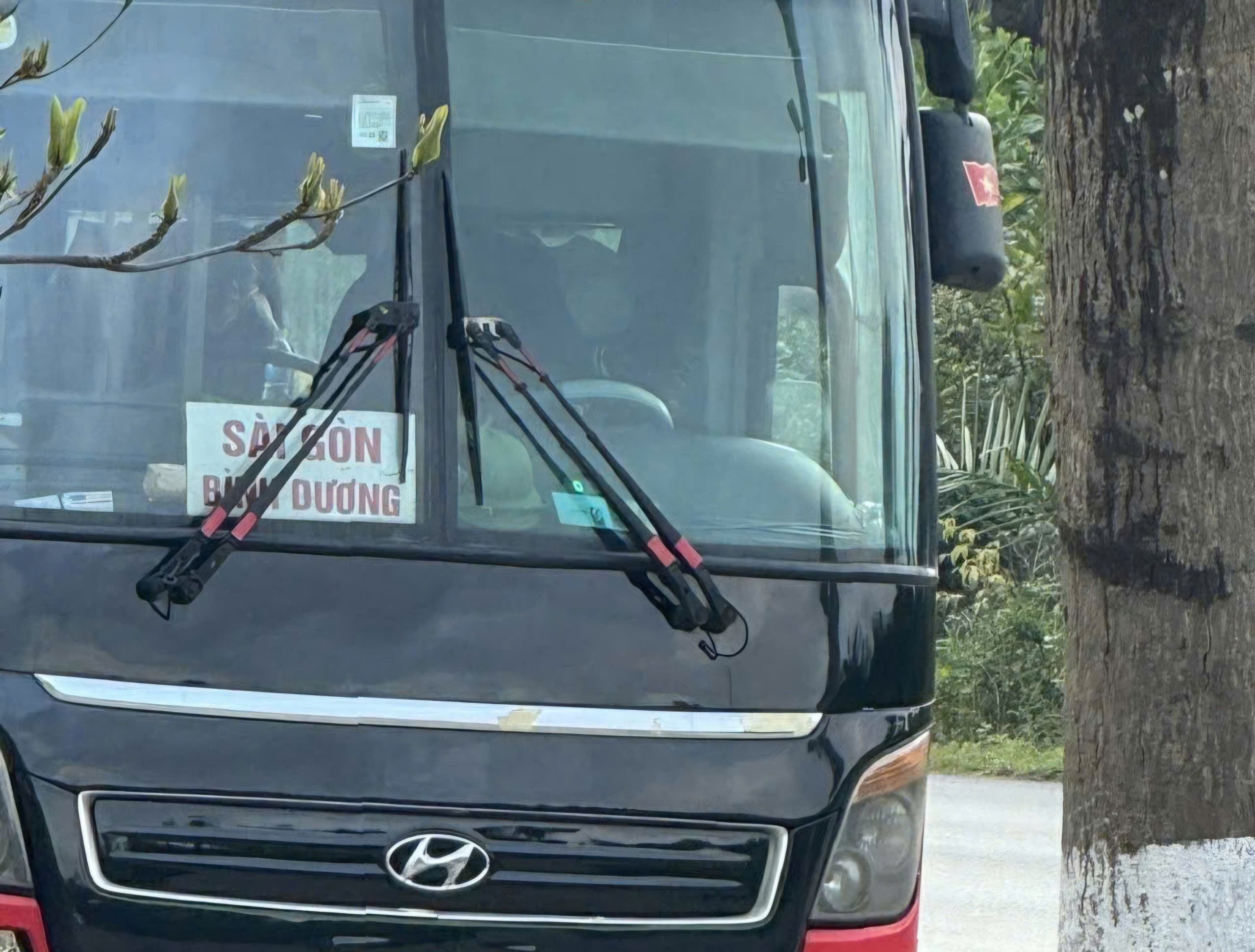 Tài xế xe khách vi phạm nồng độ cồn khi đang chở hàng chục hành khách. Ảnh: CSGT.