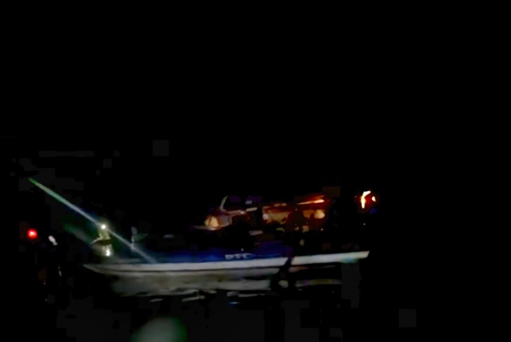 Lực lượng chức năng đang tìm kiếm các nạn nhân mất tích. Ảnh cắt từ clip.