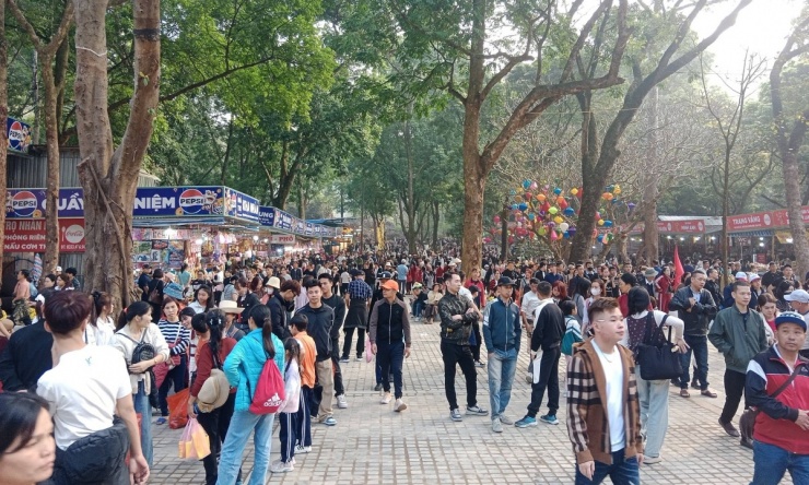 Lễ hội Chùa Hương năm 2026 ghi nhận lượng khách tăng đột biến sau chính sách miễn phí vé thắng cảnh từ mùng 4 đến mùng 6 tháng Giêng. Theo số liệu từ Ban tổ chức, trong ba ngày đầu năm mới, khu di tích đã đón hơn 60.000 lượt khách, tăng khoảng 20% so với cùng kỳ năm trước. Ảnh: Thông tin &amp; Truyền thông xã Hương Sơn