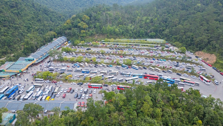 Tại&nbsp;Yên Tử, Quảng Ninh, hàng dài phương tiện nối đuôi kín khu vực Hạ Kiệu (ảnh trước) từ 4h sáng ngày 21/2. Đến khoảng 8h, bến xe Hạ Kiệu quá tải. Trong 5 ngày Tết, Yên Tử ước tính đón khoảng 130.000 lượt khách. Ảnh: Uông Bí 24h