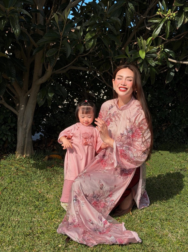 Ảnh sao 22/2: Võ Hoàng Yến đưa con gái sang Mỹ thăm chồng - 1