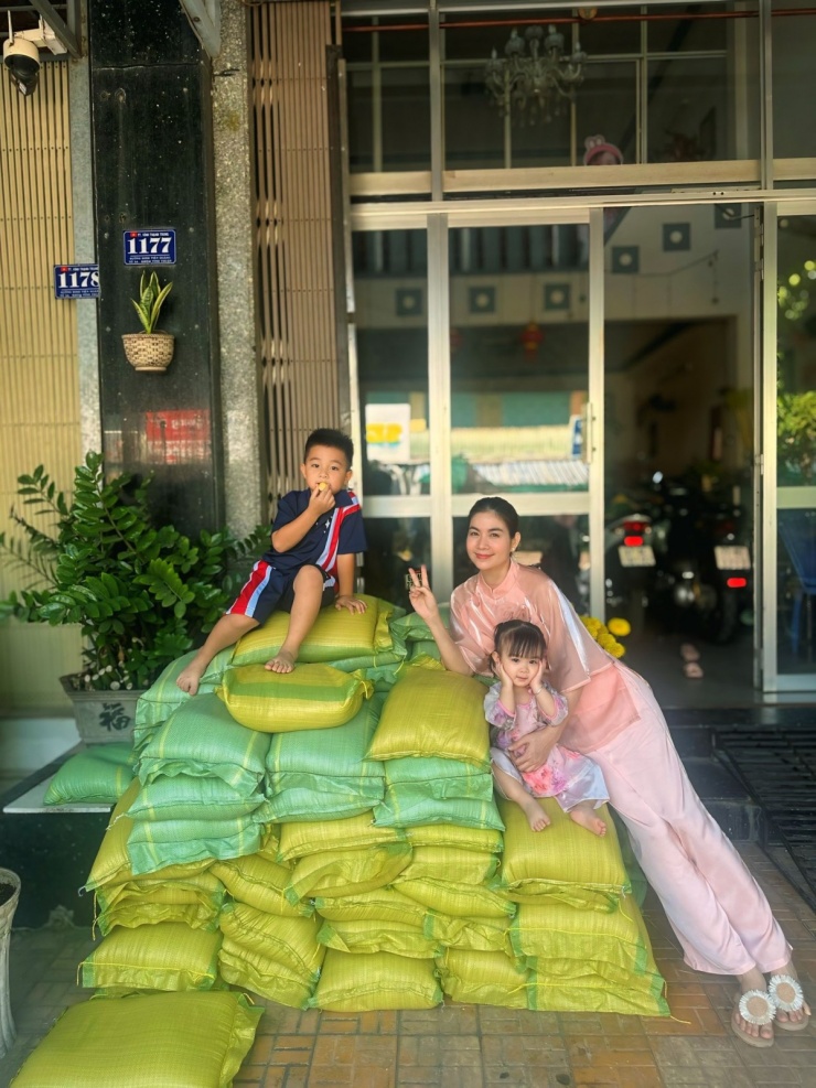 Ảnh sao 22/2: Võ Hoàng Yến đưa con gái sang Mỹ thăm chồng - 5