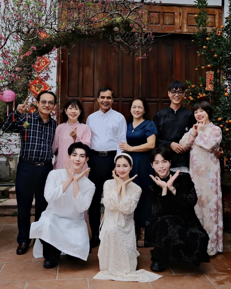 Ảnh sao 22/2: Võ Hoàng Yến đưa con gái sang Mỹ thăm chồng - 4